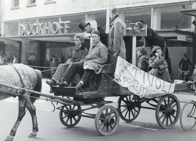 502045 Afbeelding van een aantal studenten of scholieren met een paard en wagen in de Lange Viestraat te Utrecht met ...